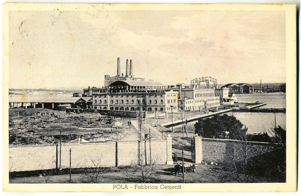 Tvornica cementa 1935. godine (Izvor: Povijesni i pomorski muzej Istre)